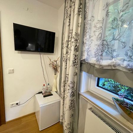 Airport Rooms Waldblick Кельн Екстер'єр фото